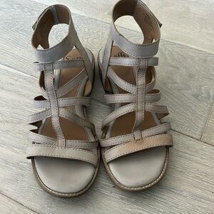 SOFFT BEIGE LEATHER STRAPPY GLADIATOR STYLE SANDALS WOMEN SZ 9M *EUC*